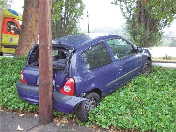 Der Renault Clio einer jungen Fahrerin kam am Wochenende in Bassenheim von der Straße ab und kollidierte mit einem Strommast.privat