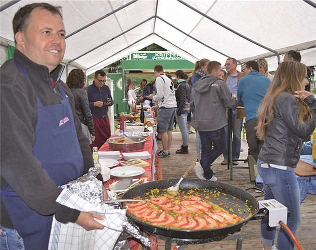 Der "Renner" war das fantastische internationale Buffet, das mit Leckereien aus Syrien, Spanien, Portugal, Griechenland, der Türkei, Peru und Russland lockte. AB