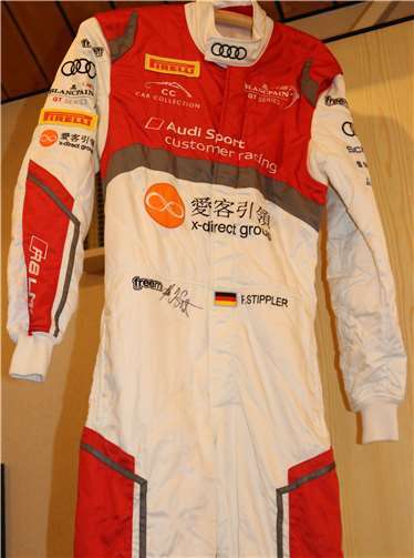 Der Rennoverall des Siegers des 24-Stunden-Rennens, Frank Stippler, steht zur Versteigerung.