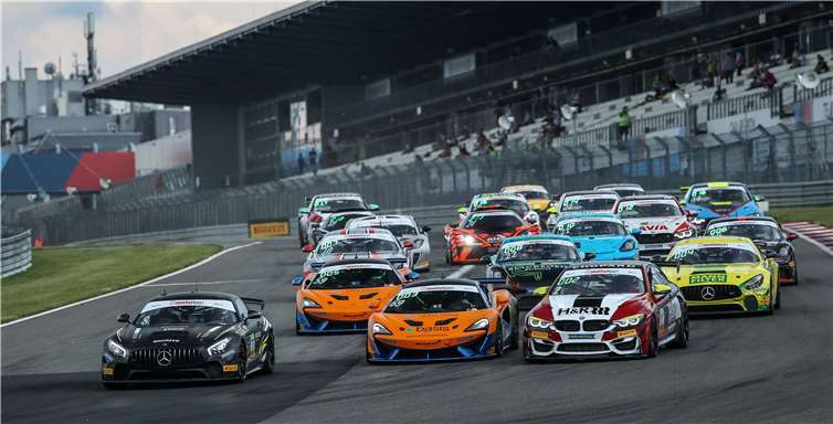 Der Rennstart der ADAC GT4 Germany auf dem Nürburgring.