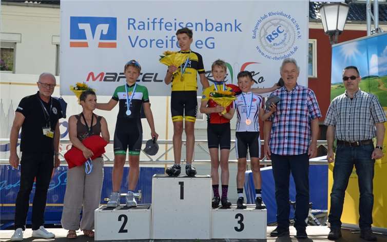 Der Renntag wurde von den jüngsten Fahrern, der U13, gemeinsam mit der U15 eröffnet. Die Rennklasse U13 hatte im Wettbewerb zum „ARAG Schüler Cup NRW 2018“ nur zwölf Runden zurückzulegen. Den Zielsprint entschied Julius Klein vom VfR Büttgen für sich vor Ian Kings vom Pulheimer SC. Den dritten Platz belegten zeitgleich Leon Viebranz vom Radsport-Club Schmitter Köln und Colin Plich vom RSV Unna.