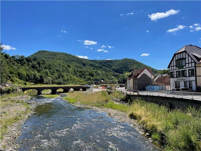 Der Restaraunt Wurstkessel steht unmittelbar am Ufer der Ahr.  Foto:ROB