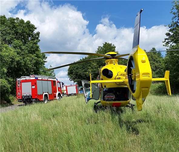 Der Rettungshubschrauber steht schon bereit, um die Verletzten in ein Krankenhaus zu transportieren. Foto: Bernd Schmitz 