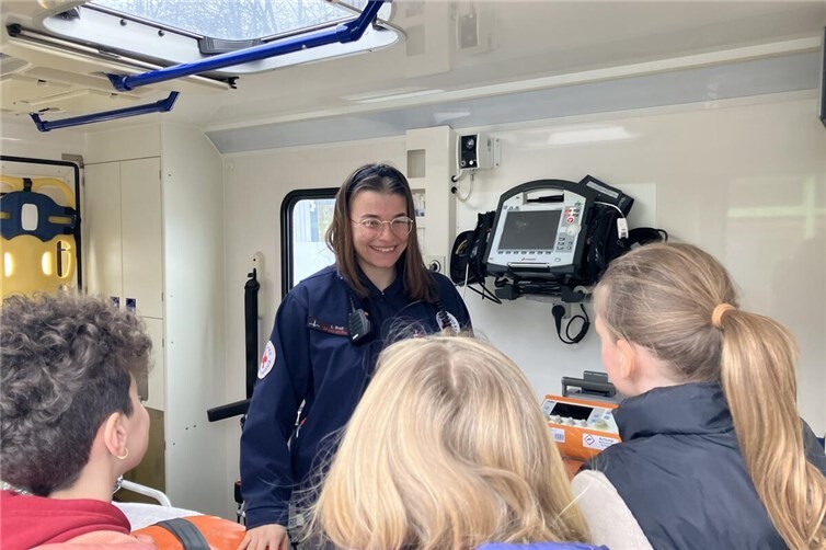 Der Rettungswagen wurde genau erklärt.