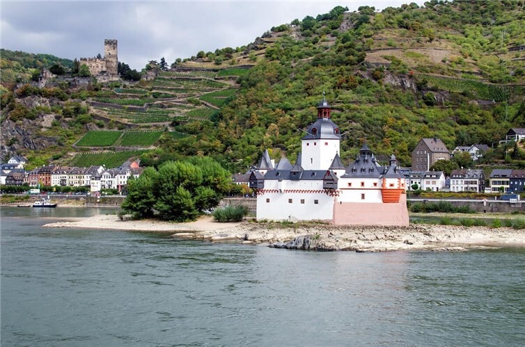 Der Rhein bei der Zollburg Pfalzgrafenstein bei Kaub.