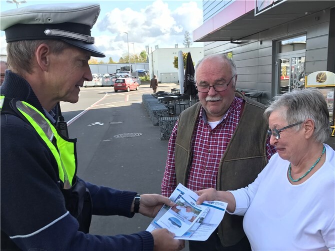 Der Rheinbacher Bezirksdienstbeamte Axel Lenau informierte Interessierte über das Vorgehen der Telefonbetrüger. Foto: Polizei