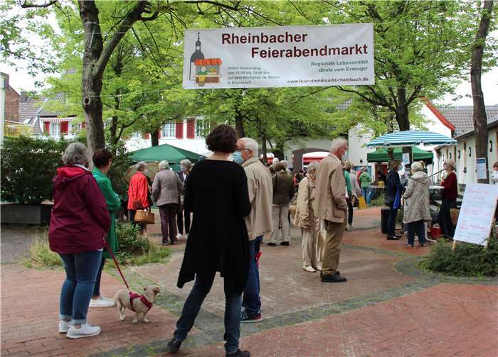 Der Rheinbacher Feierabendmarkt auf dem Kirchplatz St. Martin hat sich innerhalb kürzester Zeit als feste Größe im Einkaufsgeschehen der Glasstadt etabliert.