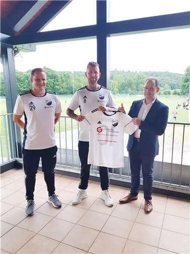 Der Rheinbacher Immobilienmakler Thorsten Gütelhöfer sponsort einen Trikotsatz an die 1. Herrenmannschaft des SV Schwarz-Weiß Merzbach. Foto: privat
