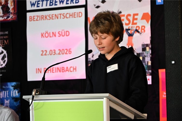 Der Rheinbacher Jonathan Fronhoffs las eindrucksvoll aus „Wir sind Wölfe“.