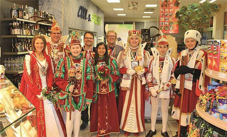 Der Rheinbacher Prinz Dieter III. und Prinzessin Andrea II. (beide Schmidt) Kinderprinz Bernhard I. (Bois) mit Kinderprinzessin Chantal I. (Kaczmarek) und das Morenhovener Kinderdreigestirn Prinz Maurice I. (Clemens) mit Bauer Kai I. (Schleheck) und Jungfrau Andrea I. (André Schorn) mit Gefolge waren zu Gast in der Raiffeisentankstelle bei Carsten Berke (4.v.l.) (RRAE) und Peter Lange (6.v.l.) in Vertretung des erkrankten Karl-Heinz Breuer. -WP-
