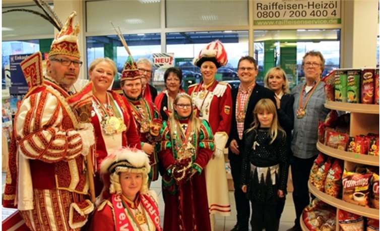 Der Rheinbacher Prinz Heiko I. und Prinzessin Sandra I., Kinderprinz Felix I. mit Kinderprinzessin Fenya I. mit Gefolge waren zu Gast in der Raiffeisen Tankstelle bei Carsten Berke (3.v.r.) (RRAE) Peter Lange (1.v.r.) und Astrid Breuer (2.v.r.) in Vertretung für Karl-Heinz Breuer. privat