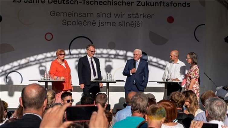 Der Rheinbacher Städtepartnerschaftsverein „Freunde und Partner von Kamenický Šenov / Steinschönau und Umgebung e.V.“ war eingeladen, am Bürgerfest des Bundespräsidenten am 8. und 9. September im Park des Schlosses Bellevue in Berlin teilzunehmen und die Vereinsaktivitäten zu präsentieren. Foto: privat