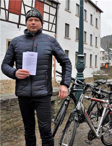 Der Rheinbacher Tourenkoordinator Ralf Nörthemann mit dem neuen ADFC – Tourenflyer der Ortsgruppe Rheinbach.privat