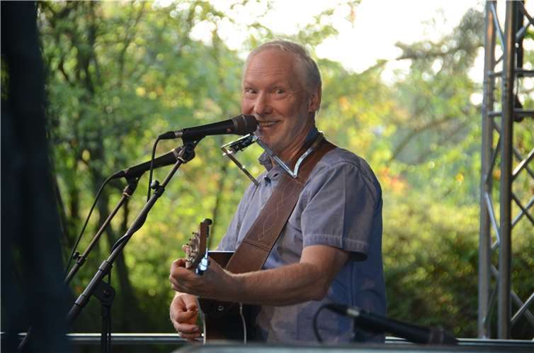 Der Rheinbacher Vollblutmusiker Dieter Peters war bereits 2020 beim Deckenkonzert dabei. Foto: Gerd Engel