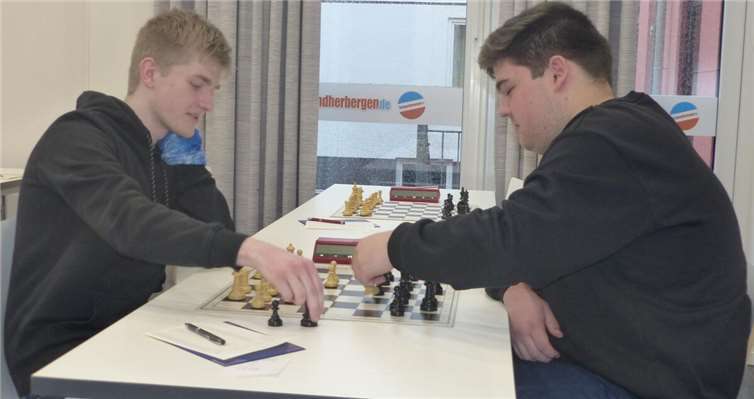 Der Rheinland-Meister U18 Julian Köhler (re) bei der Partieanalyse mit seinem Vereinskamerad Roman Windscheif.  Foto: SCTS Ahrtal.