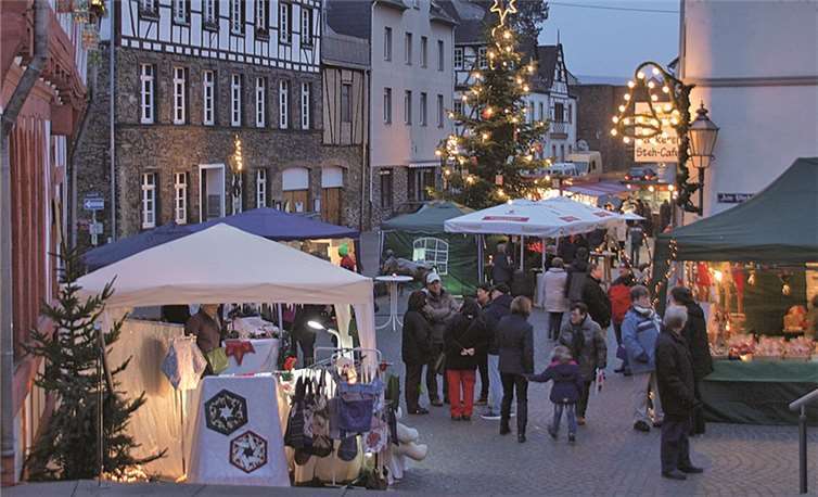 Der Rhenser Marktplatz mit seinen Fachwerkbauten bot die passende Kulisse für den stimmungsvollen Weihnachtsmarkt. US