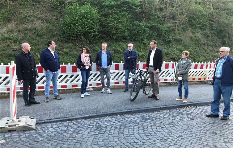 Der Rhenser Stadtbürgermeister Raimund Bogler stellte bei einem Ortstermin Mitgliedern der CDU Rhens sowie dem Bundestagsabgeordneten Josef Oster die Maßnahme vor und kündigte an, dass noch in diesem Jahr in Rhens zwischen Campingplatz und dem „Scharfen Turm“ der Radweg ausgebaut wird.Foto: privat