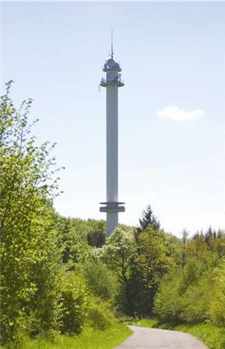 Der Richtfunkturm auf dem Gänsehals ist 87 Meter hoch und hat eine Aussichtsplattform in Höhe von 24 Metern, die einen fantastischen Ausblick in die Eifellandschaft bietet. privat