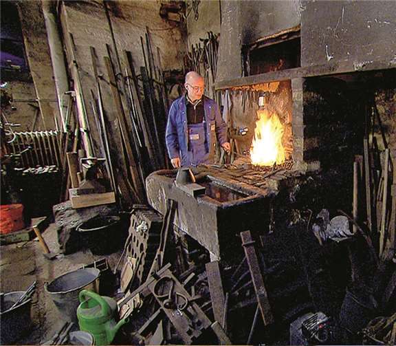Der Riedener Dorfschmied Winfried Weidenbach in seiner Werkstatt. SWR
