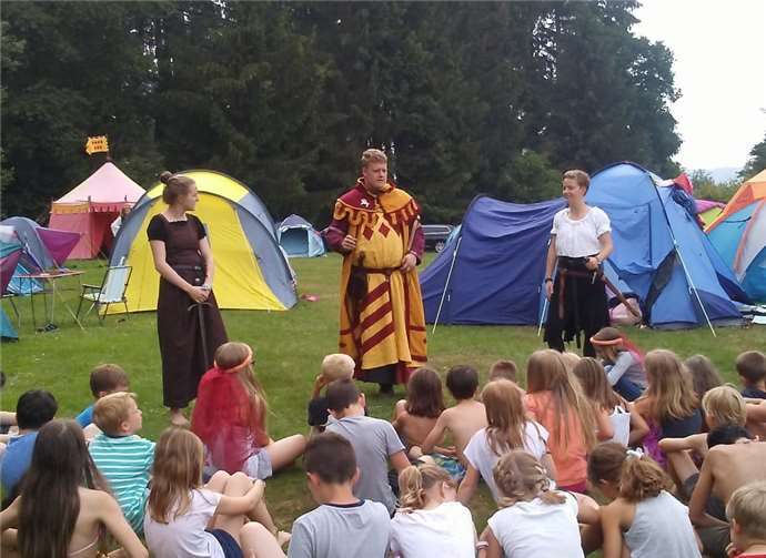 Der Ritter Heinrich begrüßte die Kinder nach ihrer Zeitreise in das Jahr 1318.