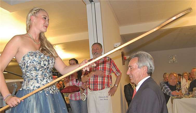 Der „Ritterschlag“ von Brunnenkönigin Maren I. für „Ritter“ Franz-Josef Schneider.