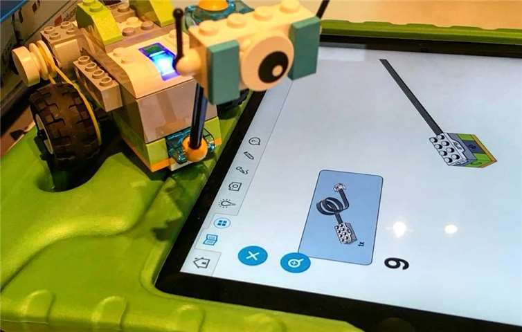 Der Roboter wird nach dem Aufbau mit der LEGO-eigenen App programmiert.