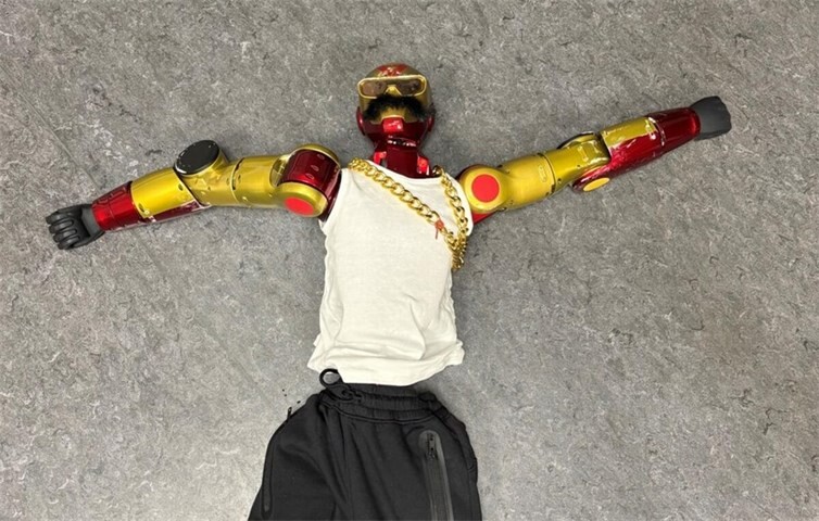 Der Roboter wurde schließlich in einem Kofferraum gefunden. Foto: Polizei