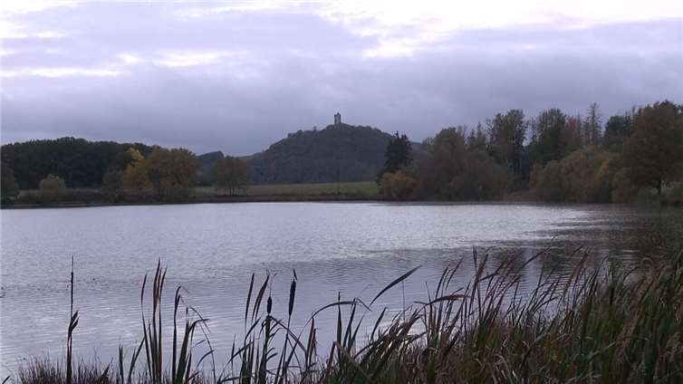 Der Rodder Maar in Niederdürenbach mit Blick auf die Burg Olbrück.  Foto:WinklerTV