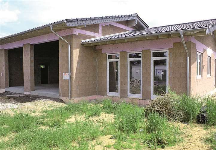 Der Rohbau der neuen Unterkunft am Friedhof wird von den Feuerwehrleuten demnächst bereits verkabelt.  DL