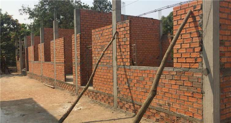 Der Rohbau für die künftige Schule nimmtbereits Formen an. Für den Weiterbau werden weitereSpendengelder benötigt. Foto: Privat