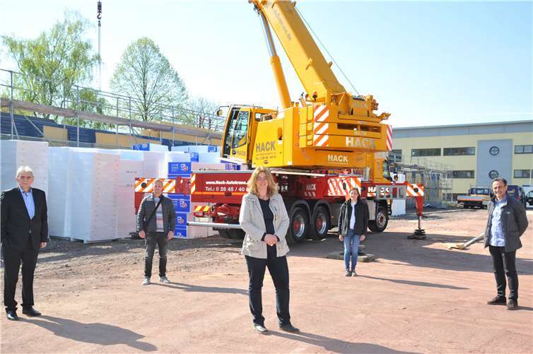 Der Rohbau für die neue Kita Südstadt steht – Zeit- und Kostenplan sind eingehalten. Da eine Art Richtfest wegen der Coronalage nicht gefeiert werden kann, stand nun eine Besichtigung des Gebäudes mit (von links) Bürgermeister Claus Peitz, dem stellvertretenden Bauamtsleiter Markus Umbscheiden, Projektleiterin Wibke Schaeffer, der städtischen Architektin Eva Kern und dem Chef des beauftragten Architekturbüros, Asker Mogulkoc, an. Foto: Stadt Andernach/Maurer