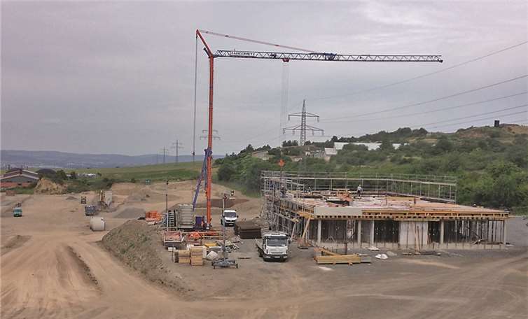 Der Rohbau steht. Die Erdhügel links am Kran werden noch eingeebnet.privat