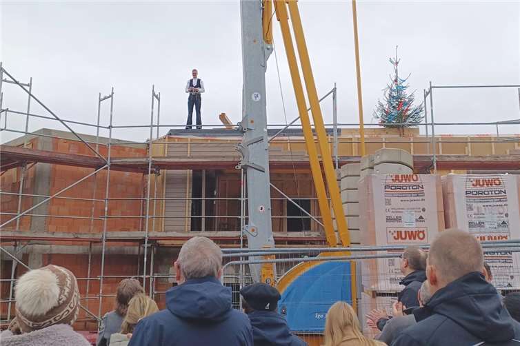 Der Rohbau steht, das Dach ist drauf – Zeit für das Richtfest an der Kita Himmelfeld. Hoch oben auf dem Dach verlas der Zimmermann Fynn Ludwig von der Firma Schlag & Pröbstl den Richtspruch. Fotos: Stadt Montabaur / Christina Weiß