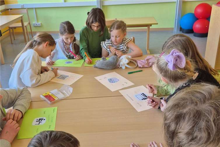 Der Rollenspieltreff, eine wechselnde Kindergruppe innerhalb des Horts, traf sich regelmäßig, um gemeinsam Ideen zu entwickeln.  Fotos: privat