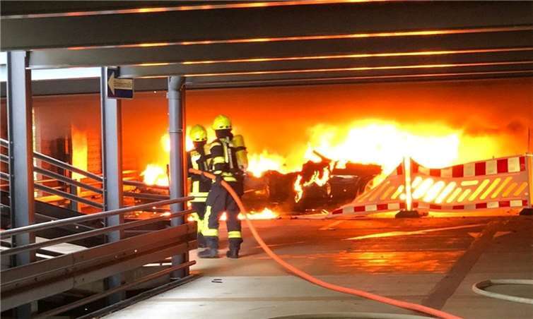 Der Rolls-Royce stand in Flammen.  Fotos: Feuerwehr Bad Neuenahr