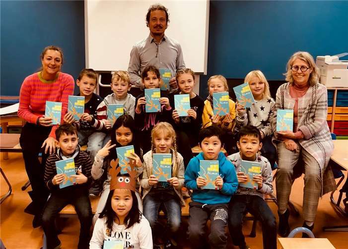 Der Rotary Club Koblenz-Mittelrhein hat jetzt die „Lesen lernen Leben lernen“- Bücher an die Grundschule St. Castor übergeben. (V.l.): Minka Bäumges RC Koblenz-Mittelrhein, Rektor der Grundschule St. Castor Clemens Haspel, Klaudia Hendricks RC Koblenz-Mittelrhein, Kinder der Grundschule St. Castor. Foto: Minka Bäumges vom Rotary Clubs Koblenz-Mittelrhein