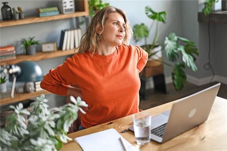 Der Rücken braucht Ausgleich: Bewegung, Pausen und eine ausgewogene Ernährung können auch im stressigen Bürojob helfen, Beschwerden zu vermeiden.