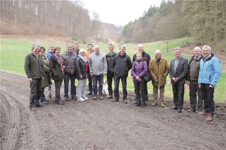 Der „Runde Tisch“ konnte sich von den Ergebnissen des ersten Maßnahmenjahres vor Ort überzeugen: (4.v.l.) Ina Heidelbach, Umwelt-Referatsleiterin der Kreisverwaltung, (6.v.l.) Borries Schlimbach, Projektleiter der Kreisverwaltung, (3.v.r.) Beweider Arno Kroll und (2.v.r.) Thomas Neumann und (1.v.r.) Achim Hallerbach, 1. Kreisbeigeordneter.  privat