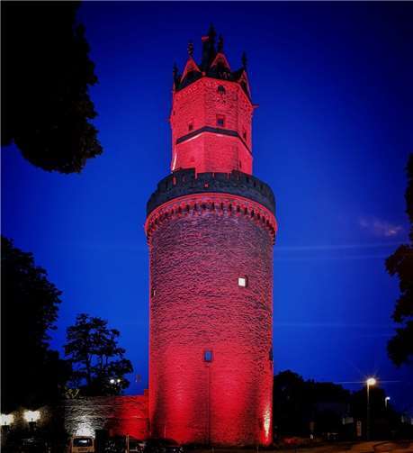 Der Runde Turm leuchtete als dramatisches Zeichen über Andernach. Fotos: privat