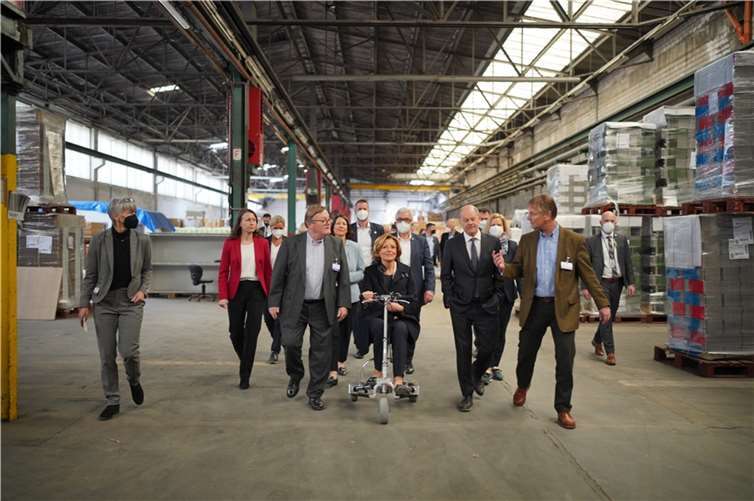 Bundeskanzler Scholz: „Die Flutkatastrophe bleibt unvergessen“ Der Rundgang führte auch in das Werk der Brohler Wellpappe. Foto: Staatskanzlei