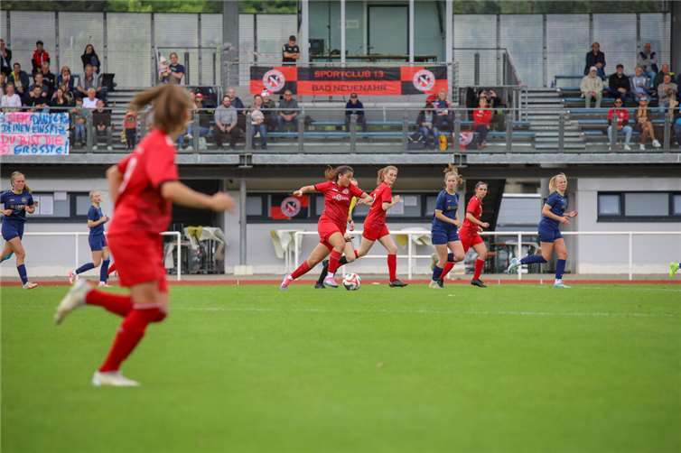 Der SC 13 Bad Neuenahr verabschiedete sich mit einem überzeugenden 3:0-Sieg gegen die Zweitvertretung der SG 99 Andernach aus der Regionalliga-Spielzeit und beendete die Saison auf einem starken dritten Tabellenplatz. Foto: Guido Kölzer