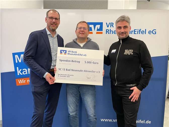 Der SC 13 Bad Neuenahr, vertreten durch Marcello Montuori und Guido Kölzer, konnte sich über 5.000 Euro für das Vereinskonto freuen. Foto: privat