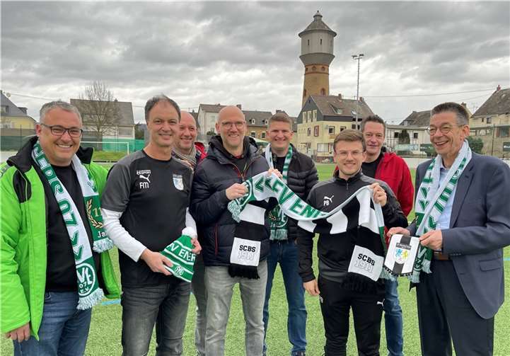 Der SC Bendorf-Sayn und der FV Engers machen künftig im Nachwuchsbereich gemeinsame Sache. Darüber freuen sich (von links) Steven Wielpütz, Frank Matthies, Patrick Twardy, Stephan Keßler, Eugen Schäfer, Philipp Barth, Andreas Felkel und Martin Hahn.  Foto: FV Engers / Ulf Steffenfauseweh
