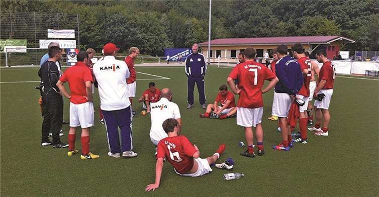 Der SC Liessem 90 bei der Teambesprechung. Privat