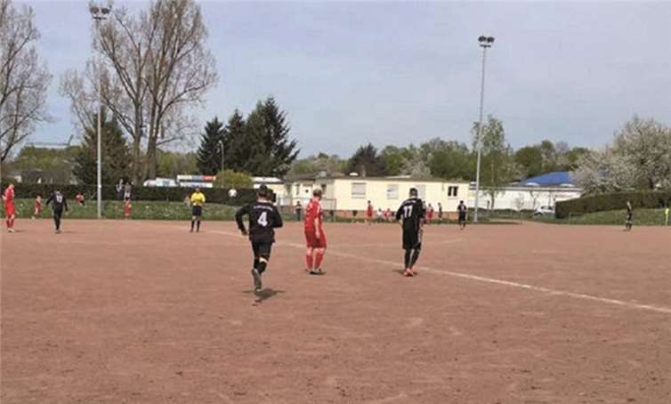 Der SC Rhein-Ahr-Sinzig (schwarze Trikots) beherrschte die Gäste aus Kripp. privat