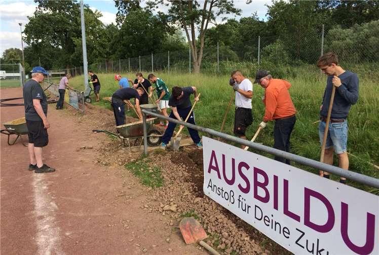 Der SCB rief und die Helfer kamen in Scharen und packten kräftig mit an. Michael Beitzel