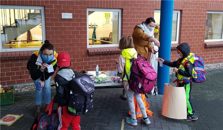 Der SEB verteilt Urkunden und Leuchtanhänger an die zu Fuß kommenden Kinder.
