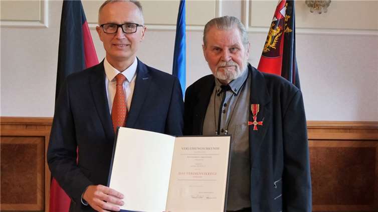 Der SGD Nord, Prof. Dr. Martin Kaschny, händigte in Vertretung von Herrn Bundespräsidenten Dr. Frank-Walter Steinmeier und von Frau Ministerpräsidentin Malu Dreyer, das Verdienstkreuz am Bande des Verdienstordens der Bundesrepublik Deutschland an Horst Bartels aus.  Foto: SGD Nord