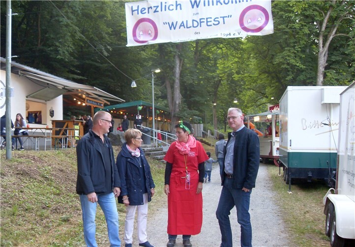 Der SPD-Bürgermeisterkandidat (re.) sprach mit Mitgliedern des Musikvereins „Gugge mer ma“. privat