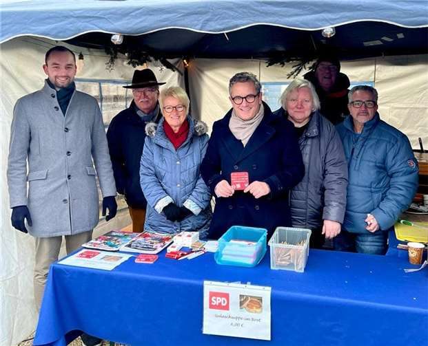 Der SPD Bundestagsabgeordnete Dr. Thorsten Rudolph besuchte den Weihnachtsmarkt in Kaltenengers an dem auch die Kaltenengerserer SPD an einem Stand köstliche Gulaschsuppe im Brot ausgab. Foto: privat